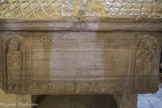 Eglise Saint Andéol. <br> Sa quatrième face fut sculptée au début du XIIème siècle. On y retrouve les caractères de la Renaissance de la sculpture romane dans la moyenne vallée du Rhône : l’art des frises, les entrelacs d’inspiration carolingienne, les traditions paléochrétiennes dans les personnages à l’intérieur des niches et enfin l’influence antique (inscription latine).