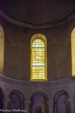 Eglise Saint Andéol. <br> Les vitraux du XIXe siècle de l’église Saint-Andéol ont été complètement détruits lors du bombardement de 1944. Le projet artistique a été confié à Jean-Pierre Bertrand, né en 1937 à Paris. Il a retenu deux verres antiques à ambre jaune, façon XIIIe siècle, soufflés avec des bulles et de nuances très voisines. Ensuite, il a superposé ces deux verres pour créer différentes densités lumineuses.