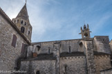 Eglise Saint Andéol. <br> Les façades latérales, très restaurées au xixe siècle, sont contrebutées par des arcs-boutants construits au xviie siècle pour consolider l'édifice gravement endommagé au cours des guerres de Religion. Le petit clocheton flamboyant a été élevé au XVIe siècle pour abriter une horloge.