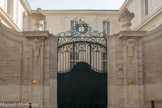 Bourg-Saint-Andéol. <br>Hôtel Doize. Cet hôtel particulier appartenait à une ancienne famille bourgeoise de Bourg-Saint-Andéol, Les Doize, présente depuis le XVIème siècle.
Daté du XVIIIème, l’Hôtel Doize se distingue des autres hôtels bourguésans par sa façade en belles pierres de taille qui le rapproche des constructions de l’architecte avignonnais Franque, à Viviers (palais épiscopal).
Notez l’élégante cour d’entrée de l’hôtel avec ses trois niveaux et les mascarons. A l’intérieur, Musée de la dentelle, de la broderie et des textiles anciens.