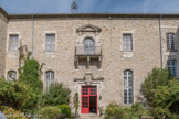 Bourg-Saint-Andéol. <br> Palais des Evêques. Entre le Moyen-Age et le XVIIème siècle, cette résidence était celle des évêques de Viviers, Seigneurs de Bourg Saint-Andéol. 
La façade sur le Rhône, construite par Claude de Tournon au début du XVIème, est imposante avec ses poivrières (type de tour de guet) et ses fenêtres à croisée, encadrées de moulures et de colonnes torses. Les larmiers, destinés à canaliser les eaux pluviales pour éviter d’abîmer la façade, soulignent les horizontales. Une aile du XVIIème abrite une vaste salle voûtée qui servit de petit séminaire aux XVIIIème et XIXème siècles. A l’intérieur, subsistent de belles cheminées médiévales et des plafonds couverts de fresques du XVIIe. A cette époque, le cardinal Mazarin fit étape dans cette résidence.