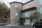 Richerenches. <br>La Commanderie de Richerenches fut préceptorie ou chef de juridiction (les autres commanderies des templiers en dépendaient) à partir de 1138. La Commanderie ne cessa de s’agrandir : elle fut installée dans un quadrilatère de 74 mètres au nord, 81 mètres au sud, 58 mètres à l'est et 55 mètres à l'ouest, entouré de remparts et de tours. 

L'activité de cette commanderie est axée sur la culture du blé et de la vigne ainsi que sur l'élevage de chevaux et de moutons. Richerenches est alors réputée pour la qualité de ses chevaux, tous destriers de guerre, solides physiquement, dont la quasi-totalité était envoyée en Terre sainte.

En 1139, le seigneur Hugues de Bourbouton se fait Templier, cède à l'Ordre tous ses biens et terrains, et, est nommé commandeur de Richerenches cette même année.

Lors de la dissolution de l'ordre du Temple, les terrains sont donnés aux Hospitaliers de l'ordre de Saint-Jean de Jérusalem puis au pape en 1320.
