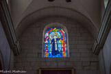 Richerenches. <br> Eglise Saint Denis. Vitrail (1994) : Montée à l'échafaud de Marguerite Thérèse Charransol, née à Richerenches, devenue Sœur Marie de Jésus, une des 32 martyres d'Orange, (1794 Révolution française).