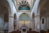 Richerenches. <br> Eglise Saint Denis. Début XVIème siècle : l'Eglise Templière est pillée et détruite en grande partie lors de la dissolution de l'Ordre du Temple (1312). Il ne reste de l'époque que l'abside.
Début XVIème siècle : le Collège de Roure à Avignon autorise quelques familles à bâtir le village sur les reines de la Commanderie, avec obligation de reconstruire l'Eglise.
Début XVIIème siècle : fin de la reconstruction de l'église qui ne comportait alors qu'une nef (la nef centrale).
1766 : Construction du clocher et de la façade (prévue plus large en vue d'une extension)
1835 : Arrêté du Péril : l'Eglise, en très mauvais état, est fermée. 1840 -1844 : L'église est entièrement reconstruite avec la nef centrale et les deux bas-côtés (forme actuelle)
1994 : Rénovation complète de l'intérieur, installation du nouveau vitrail et de la pierre gravée Hugo de Bolboton