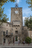 Richerenches. <br> La porte ouest, dont la poret est protége par une bretèche, est surmontée de la Tour de l'Horloge (campanile du XVIIe et porte cloutée).