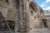 Richerenches. <br> La préceptorale templière. 
    La Grange Templière ou Maison Templière : le plus beau et le plus imposant des bâtiments de la Commanderie des Templiers. Magnifique nef de 32 mètres sur 11, cette construction en pierre entourée d'énormes contreforts reliés au sommet par des arcades est un véritable donjon, dont la toiture en terrasse et certainement entourée de créneaux aidait à la défense.