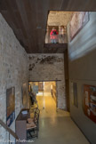 Richerenches. <br> La maison templière, principal vestige de cette époque à Richerenches, est conçue à la fois comme un lieu de vie pour la communauté, un bâtiment agricole et une forteresse dont le caractère défensif s’est rapidement affirmé. Son édification détermine le site d’implantation du village actuel. La construction initiale, rude et dépouillée, brille d’abord par l’ampleur de ses proportions. Elle s’étend sur 32 mètres de long, 11 mètres de large, et 6,50 mètres de haut. La simplicité guide la composition du plan et des volumes. Cette maison forte comprend dès l’origine un niveau inférieur voûté certainement utilisé comme étable ou lieu de stockage des productions agricoles, et un étage charpenté voué à la résidence.