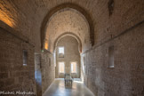 Richerenches. <br> L’étage est voûté, des contreforts massifs viennent renforcer la structure du bâtiment. Ils sont reliés par des arcades formant mâchicoulis, supportant une courtine et un crénelage.