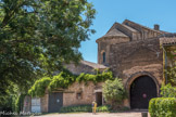 Chapelle des Moines. Berzé. <br> Le site du Château des Moines occupe des terres appartenant à l’abbaye de Cluny dès le 10e siècle. Un prieuré-doyenné des moniales clunisiennes y fut fondé au 11e siècle, dépendant au début du monastère de Marcigny en Brionnais. En 1088 le prieuré de Berzé passe directement sous l'obédience de Cluny par échange avec Iguerande. Le site devient le lieu de séjour de choix du grand abbé Hugues de Semur (1049-1109). La construction de la chapelle privée de l’abbé fut commencée à la fin du 11e siècle. La chapelle fut incendiée par le foudre en 1109. Hugues, qui mourut en 1109, organise sa restauration par testament. Le monastère fut alors complété par le prieur Seguin sous l’abbatiat de Ponce de Melgueil (1109-1122). Avec le déclin de l’abbaye de Cluny, Berzé entre dans l’oubli. Les bâtiments sont reconstruits au XVIIe siècle. Le Château des Moines est sécularisé à la Révolution et vendu en 1791. Il devient exploitation agricole privée et la chapelle fut transformée en grange à fourrage. Les murs sont enduits de plâtre, un plancher est installé à mi-hauteur. C’est en 1887 que les peintures sont fortuitement découvertes par Philibert Jolivet, curé de la paroisse. Comprenant l’intérêt de sa découverte, il fait appel à l’abbé Braqui, formé à la recherche archéologique. Ils mettent au jour l’ensemble des peintures du cul de four et alertent l’État.