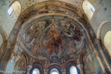 Chapelle des Moines. Berzé. <br> Les fresques sont le plus grand ensemble de fresques romanes en Bourgogne et le meilleur exemple de l’art pictural de l’atelier de Cluny III. Elles sont généralement datées de 1105-1115, c’est à dire, à la fin ou juste après l’abbatiat de Hugues. L’iconographie est un témoin très important de la grande époque clunisienne, représentant une quarantaine de personnages dans des scènes bibliques et hagiographiques. On y retrouve des influences de l’art byzantin. Elles attestent l’usage d’une technique mixte, combinant la peinture à fresque en majeure partie et des finitions peintes à sec. La palette riche comporte les ocres jaune et rouge, le minium, le vermillon, la terre verte, le bleu de lapis-lazuli, le blanc et le noir de carbone. Les fresques, bien conservées, dont certaines parties ont été recouvertes par une deuxième couche vers la fin du Moyen Âge, ont été restaurées aux 19e et 20e siècles.