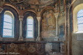 Chapelle des Moines. Berzé. <br>  A droite, le martyre de saint Vincent de Saragosse, torturé sur une maie de pressoir. Le choix des deux saints sud-européens est considéré comme un hommage clunisien aux Arméniens et aux Espagnols. Sur les piédroits de l’arc triomphal de l’abside on trouve deux bustes d’abbés qu’on croit représenter Mayeul et Odilon de Cluny. Ou deux moines tenant une crosse d’abbé. Il s’agirait de Benoît de Nursie (VIe siècle), fondateur de la règle bénédictine et de Benoît d’Aniane (VIIIe - début du IXe siècle), réformateur du monachisme. Il est l’auteur de la règle que les moines de Cluny remettront à l’honneur en l’imposant à tous leurs monastères.
Ils sont représentés comme les piliers de la vie monastique, véritables gardiens du sanctuaire de l’abbé Hugues.