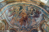 Chapelle des Moines. Berzé. <br> Les apôtres sont répartis en deux groupes de six, de part et d’autre du Christ. En plus petit, sont représentés, à la droite du Christ, les diacres Vincent et Laurent et, à sa gauche deux abbés de Cluny.
Cette composition illustre la transmission de la Loi, à droite : le Christ la remet à saint Pierre qui la fera suivre à tous ses successeurs ainsi qu’aux abbés de Cluny.
A gauche, le Christ remet  le livre à saint Paul. Ce sont les deux saints protecteurs de l’abbaye de Cluny. 
Ce choix iconographique permet de positionner les abbés de Cluny dans la lignée directe des apôtres. Dans les écoinçons, au pied du Christ, on voit six bustes de Vierges sages ou saintes. Cinq portent une lampe, sauf Consortie, à droite, qui porte une croix. Des reliques de cette sainte étaient conservées à Cluny et une messe était célébrée le jour de sa fête. La représentation de ces saintes évoque la parabole des vierges sages et des vierges folles relatée dans l’évangile selon saint Matthieu.