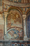 Chapelle des Moines. Berzé. <br> Martyre de saint Blaise : dans la partie haute, une femme lui rend visite en prison et lui offre une tête de cochon pour se nourrir, et, dans la partie basse, sa décapitation. Saint Blaise rappelle aussi que l’implantation clunisienne en terre germanique a été renforcée durant le conflit des investitures. En effet, l’abbaye de Sankt Blasien en Forêt-Noire reçut un privilège d’immunité en 1065 et l’abbé Hugues s’y rendit en 1093-1094 pour conclure une confraternité. Entre 1070 et 1150 l’abbaye connut un développement majeur, lorsque d’importants événements eurent lieu autour de Mathilde de Canossa, qui prit une part importante dans la réforme de Grégoire VII (1073-1085). La médiation qu’elle eut à orchestrer en 1077 entre ce dernier et l’empereur Henri IV, en présence de l’abbé Hugues, n’apaisa que provisoirement le conflit.