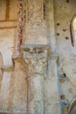 Chapelle des Moines. Berzé. <br> L'arc triomphal retombe sur deux colonnes engagées avec des chapiteaux à feuilles et volutes.