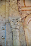 Chapelle des Moines. Berzé. <br> L'arc triomphal retombe sur deux colonnes engagées avec des chapiteaux à feuilles et volutes.