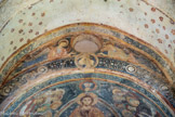 Chapelle des Moines. Berzé. <br> En haut de l’arc triomphal, l’ensemble absidal est complété par un agneau et par deux anges. En dessous, la main de Dieu.
