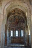 Chapelle des Moines. Berzé. <br> On entre dans la chapelle haute par la façade occidentale et on fait face au décor de l’abside.
Le Christ domine l’intégralité de l’espace par sa position et ses dimensions.
Le sujet traité dans le cul-de-four  trouve ses origines dans l’art paléochrétien. Il s’agit de la Traditio legis : le Christ montre sa loi et la remet à saint Pierre.