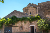 Chapelle des Moines. Berzé. <br> La chapelle est classée monument historique en 1893. L’archéologue britannique Dame Joan Evans récolte les fonds pour la sauver et permettre à l’Académie de Mâcon d’en faire l’acquisition en 1947. La Chapelle des Moines, derrière la porte d’entrée du Château des Moines, est un bâtiment simple se composant de deux étages. A l’extérieur de la chapelle on remarque l’architecture soignée du bâtiment. Le décor est modeste. Les murs de la nef sont allégés de bandes lombardes reliant les contreforts. Cette nef est prolongée par une travée de chœur, plus basse, et un chevet constitué d'une abside semi-circulaire rythmée par de forts pilastres. La corniche de l’abside présente des modillons romans sculptés de motifs simples. Les toitures sont en  lauzes.