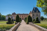 Le château de Cormatin. <br> La basse cour.  En 1280, Henri du Blé construit une maison-forte pour contrôler le chemin menant à l’abbaye de Cluny, par le bord de la rivière de Grosne.
Cette forteresse médiévale disparaît à partir de 1606, lorsqu’Antoine du Blé entreprend l’édification d’un château, qui doit témoigner de sa réussite à la sortie des guerres de religion.
Il conserve l’assise médiévale pour utiliser les fondations mais aussi pour garder la trace de la maison des ancêtres et attester l’ancienneté de sa famille.
