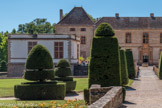 Le château de Cormatin. <br> L’aile du Sud s’est écroulée en 1815 lors de sa transformation en fabrique de toiles imprimées. Il subsiste le niveau des cuisines sous la terrasse actuelle. Une partie du pavillon d’angle a été transformée en orangerie vers 1820 et voûtée pour conserver la chaleur en hiver. Jusqu’en 1902, les murs étaient enduits au mortier de chaux avec un dessin de fausses pierres, afin de donner une régularité aux façades et pour mettre en valeur les lignes de l’architecture. Cette disposition a été rétablie sur le pavillon de l’orangerie, conformément aux « devis de blanchisserie des  murs » de 1624.