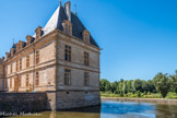Le château de Cormatin. <br> Le château est entouré de douves (23 à 26 m de large). Au-dessus du muret s'élevait le rempart qui fermait le quatrième côté. Il atteignait l’étage des ailes Nord et Sud. On voit encore sur les façades l’encadrement des portes du chemin de ronde, à cheval sur les deux corniches du milieu.