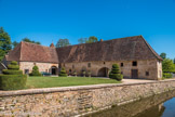 Le château de Cormatin. <br> Le château d’Huxelles (2 km au nord de Cormatin) fut construit vers 1050 par Bernard Le Gros, seigneur de Brancion. Il cherchait à contrôler un des principaux passages vers l’abbaye de Cluny, avec laquelle il était en conflit.
En 1560, Pétrarque du Blé, seigneur de Cormatin devient, grâce à l’héritage de sa femme, baron d’Uxelles.
Après la construction du nouveau château de Cormatin (début XVIIème) Uxelles est délaissé et devient une exploitation agricole.
Les bâtiments des XIIème et XIIIème siècles, visibles sur la gravure échappent à la Révolution mais seront détruits en 1835 par le nouveau propriétaire, désireux de construire un château moderne de style Louis XIII.
En 1612, de grandes fêtes marquèrent à Paris le double mariage de Louis XIII et d’Anne d’Autriche et de Philippe, infant d’Espagne et d’Elisabeth de France, fille d’Henri IV.
Le « Carrousel des chevaliers de la Gloire » fut organisé place royale (actuelle place des Vosges).
Jacques du Blé y participa parmi les plus brillants seigneurs de la Cour.
« Après venaient M. le comte d’Ayen et le baron d’Uxelles, sous les noms de d’Amadis et de Galaor, vêtus de satin incarnat et de fleurs de lin, couverts de trophées d’armes en broderies d’or et d’argent.
Ils avaient une coiffure (...), faite de satin blanc et couverte d’orfèvrerie d’or, d’argent et de plumes blanches, etc ».