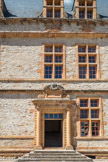Le château de Cormatin. <br> Porte de l'aile Nord. Dans la cour, les portails allègent le parti très rigoureux voulu par Antoine du Blé. Ils sont ajoutés en 1624 sur des dessins attribués à Salomon de Brosse, et sont très proches d'autres œuvres du grand architecte de Marie de Médicis.