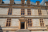Le château de Cormatin. <br> Toute la richesse architecturale se concentre sur les portes réalisées en 1624. Elles ont probablement été dessinées par Salomon de Brosse, dont on connaît des projets très proches. Le grand architecte avait travaillé pour la reine au palais du Luxembourg jusqu’à 1623. En faisant appel à lui, Jacques du Blé rendait hommage à la souveraine dont il était le protégé. La pierre utilisée vient de la colline d’Ameugny, à 1 km au sud. Elle était apportée par la rivière qui passait encore au pied du château. C’est un calcaire aux grains très fin, coloré par l’oxyde de fer.