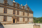 Le château de Cormatin. <br> La cour. Jusqu’en 1902, les murs étaient enduits au mortier de chaux avec un dessin de fausses pierres, afin de donner une régularité aux façades et pour mettre en valeur les lignes de l’architecture. Après la dernière fenêtre, on devine l’encadrement des portes du chemin de ronde, à cheval sur les deux corniches du milieu.