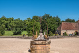 Le château de Cormatin. <br> A la place du muret s'élevait le rempart. Un pont de bois enjambait les douves sur 24 m et se terminait en pont-levis. Quatre canonnières assuraient la défense de cet accès. Une douzaine, sur les autres façades, permettaient l’usage d’armes à feu pour empêcher l’escalade. Ces défenses étaient un privilège de noblesse et affirmaient aussi une volonté d’indépendance vis-à-vis du pouvoir royal : « le seigneur est maître chez lui ». Au début du XVIIe siècle, elles restaient nécessaires contre les bandes armées qui étaient encore nombreuses.