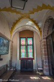 Le château de Cormatin. <br> La chapelle. Pour que le culte y soit autorisé, la chapelle était voûtée, d’où les arcs dans le couloir, pour neutraliser la poussée de la voûte.