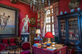 Le château de Cormatin. <br> La bibliothèque 1900. À l’étage, le salon-bibliothèque permet d’évoquer les célèbres chanteurs et compositeurs, qui séjournaient à Cormatin pendant les étés de la Belle Epoque, Caruso, Chaliapine, Litvine, Jules Massenet, etc.