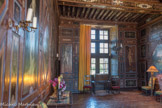 Le château de Cormatin. <br> L’appartement de la marquise d’Huxelles a conservé la distribution habituelle à l’époque dans la haute noblesse : suivant un ordre croissant d’intimité, on passe de l’antichambre à la chambre puis au cabinet. L’antichambre est la salle publique, sorte de « sas social », que traversent les personnes de qualité et où attendent les personnes inférieures. On n’y reçoit que les jours de bal et de banquet.
En France, c’est la seule grande salle de l’époque à avoir gardé des « boiseries de hauteur » couvrant la totalité des murs.