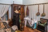 Le château de Cormatin. <br> Deux pièces complètent ces salles d’apparat, un cabinet pour l’intimité et le confort et une garde-robe pour le service des femmes de chambre. On peut donc comprendre à Cormatin l’organisation de la vie quotidienne au XVIIe siècle, dans un temps où public et privé commençaient à peine à se différencier.