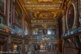 Le château de Cormatin. <br> La liaison entre l’appartement de la marquise et celui de son mari, Jacques du Blé, se faisait par deux pièces, conçues comme des espaces de présentation pour les hôtes privilégiés : la salle des miroirs et le cabinet de Sainte Cécile.<br> La salle des miroirs.
C'est un témoignage très rare de ces « chambres des merveilles » ou « cabinets de curiosités », si fréquents en Europe au début du XVIIe siècle.