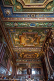 Le château de Cormatin. <br> La salle des miroirs. Le plafond à caissons ornés d’amours volant sur fond de ciel est un des plus anciens témoignages de l’implantation en France de cette mode italienne, apportée au palais du Luxembourg en 1625-26 par Orazio Gentileschi.
