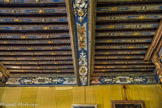 Le château de Cormatin. <br> La chambre de la marquise. Le plafond à la française est somptueux, avec ses poutres peintes en bleu de lapis lazuli, ses ornements en relief blanc et or et ses fleurs assemblées en bouquets et corbeilles