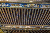 Le château de Cormatin. <br> La chambre de la marquise. Le plafond à la française est somptueux, avec ses poutres peintes en bleu de lapis lazuli, ses ornements en relief blanc et or et ses fleurs assemblées en bouquets et corbeilles