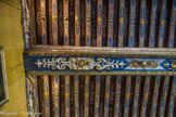 Le château de Cormatin. <br> La chambre de la marquise. Le plafond à la française est somptueux, avec ses poutres peintes en bleu de lapis lazuli, ses ornements en relief blanc et or et ses fleurs assemblées en bouquets et corbeilles