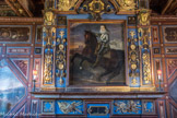 Le château de Cormatin. <br> Au-dessus de la cheminée, dans un encadrement de trophées militaires, le jeune roi Louis XIII caracole devant les tours de Notre-Dame de Paris.