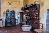 Le château de Cormatin. <br> La cuisine. A l'époque révolutionnaire, l’antichambre du marquis devient cuisine, quand la propriétaire vit seule au château avec ses six enfants. La pièce garde cette fonction jusqu’en 1950. Elle est restée en état, avec son potager (foyers ouverts pour mijoter), sa grande cheminée avec tourne-broche, son tableau des sonnettes (sur le mur, à côté de la porte du fond), etc.