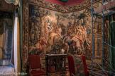 Le château de Cormatin. <br> La chambre du marquis. La tapisserie de Bruxelles représente Méléagre partant à la chasse au sanglier avec Atalante et recevant l'aide de Castor et Pollux (1658). C'est le peintre Charles Le Brun qui avait composé les huit tableaux de l'histoire de Méléagre, transposés en tapisseries à la demande du surintendant des finances, Nicolas Fouquet.