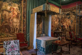 Le château de Cormatin. <br> La chambre du marquis. A l'époque de Jacques du Blé, la pièce était tendue de tapisseries sur le thème des travaux d'Hercules. On peut y voir aujourd'hui une superbe tapisserie de Bruxelles.