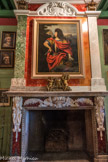Le château de Cormatin. <br> La chambre du marquis. Au-dessus de la cheminée, portait de Louis XIV.