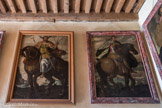 Le château de Cormatin. <br> La chambre du marquis. Caligula et Claude. Comme il était habituel pour des tableaux décoratifs, plusieurs peintres intervenaient sur la même toile. Ici on constate que les empereurs sont réalisés par un autre artiste que les chevaux.
Ceux-ci sont particulièrement réussis et pourraient être les portraits des montures du duc de Mantoue, dont les écuries au XVIème siècle avaient une réputation européenne.
Deux autres peintres, se sont chargé des paysages et des scènes historiques en bas des tableaux.