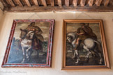 Le château de Cormatin. <br> La chambre du marquis. César et Auguste. Cette suite d’empereurs romains a été inspirée à Stradanus par une salle du palais ducal de Mantoue, le Cabinet des Césars (Camerino dei Cesari) décoré par Giulio Romano en 1536.
Titien avait peint onze portraits en buste et G.Romano une scène de la vie de chaque empereur ainsi que des cavaliers romains à cheval. Cette salle devint célèbre et contribua beaucoup au prestige du palais de Mantoue, voulu comme une « nouvelle Rome ».
Malheureusement toutes les peintures furent vendues au roi Charles Ier d’Angleterre en 1627 et les portraits du Titien disparurent dans l’incendie de l’Alcazar de Madrid en 1734.