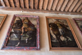 Le château de Cormatin. <br> La chambre du marquis. Tibére et Caligula. Jean van der Straet dit Stradanus est né à Bruges en 1523 et mort à Florence en 1605. Ce fut un des principaux collaborateurs de Giorgio Vasari dans les grandes décorations du Palazzo Vecchio de Florence. Il travailla aussi à Rome et à Mantoue. Stradanus a réalisé une synthèse des peintures du Camerino en représentant chaque empereur en armure à cheval avec dans le fond du tableau, un évènement de son règne : Pour Néron l’incendie de Rome.
Cette suite a été réalisée dans l’atelier de Stradanus vers 1560-1580. Reproduite par la gravure, elle fut souvent copiée à la fin du XVIème siècle.