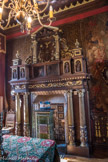 Le château de Cormatin. <br> Salle à manger gothique (1900) : l’aménagement fut conçu par le propriétaire lui-même, Raoul Gunsbourg, directeur de l’Opéra de Monte-Carlo. La mode était de transformer des meubles anciens : la cheminée est un retable d’autel XVIIe dédié à la Vierge. Les buffets sont faits à partir d’authentiques coffres gothiques du XVe siècle. Dans cette salle à manger, de 1898 à 1925, se sont attablés chaque été Caruso, Chaliapine, Nelly Melba, Sarah Bernhardt, Cécile Sorel, Massenet, Saint-Saëns, etc.