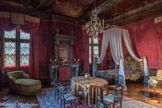 Le château de Cormatin. <br> Salon dit « chambre de Cécile Sorel » : Salon de compagnie à l’époque des Lacretelle (après 1843). De nombreux écrivains et hommes politiques y furent reçus furent reçus  autour d’Alphonse de Lamartine, qui faisait de fréquents séjours à Cormatin. Vers 1900, le décor s’est enrichi de cuir gaufré et de vitraux. Le lit napolitain XVIIIe siècle se trouvait dans une grande chambre de l'étage. Il fut occupé par est la comédienne Cécile Sorel (1873-1966) célèbre à l’époque pour ses de « grandes coquettes », dont Célimène du misanthrope de Molière.