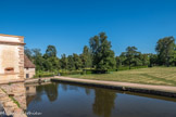 Le château de Cormatin. <br> A gauche, une des canonnières qui assuraient la défense du château. Elles permettaient l’usage d’armes à feu pour empêcher l’escalade. Ces défenses étaient un privilège de noblesse et affirmaient aussi une volonté d’indépendance vis-à-vis du pouvoir royal : « le seigneur est maître chez lui ». Au début du XVIIe siècle, elles restaient nécessaires contre les bandes armées qui étaient encore nombreuses. De ce côté se trouvaient le potager et le jardin des Planètes. Devant cette terrasse s'étale le Tapis Vert.